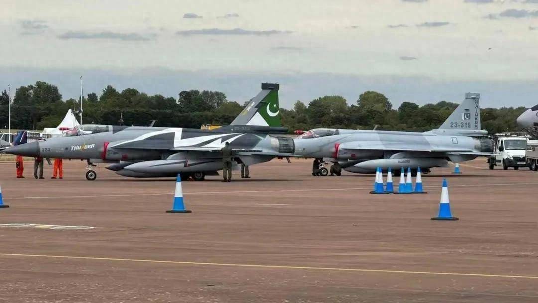 皇冠信用网代理_横跨6000千米！“枭龙”带胜利凯旋皇冠信用网代理，降落英国，“阵风”还不配上桌？