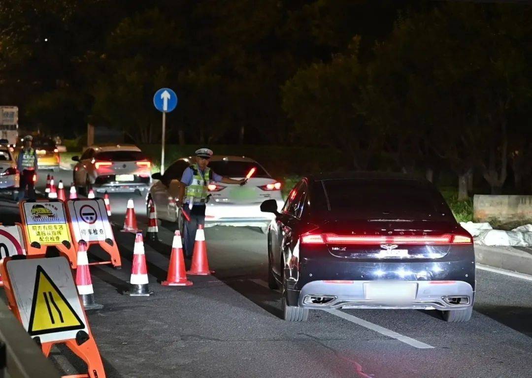 皇冠信用网登2代理_边骑车边喝啤酒解暑?北京交警:1438人“醉”上加罚皇冠信用网登2代理!