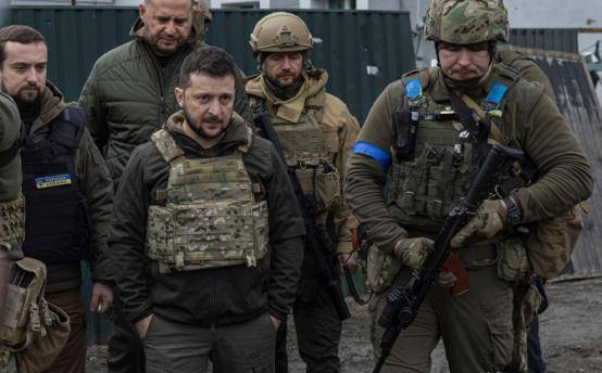 皇冠信用网如何注册_俄军40次冲锋攻入红军城！乌民众千人抗议逼宫皇冠信用网如何注册，泽连斯基要下台？