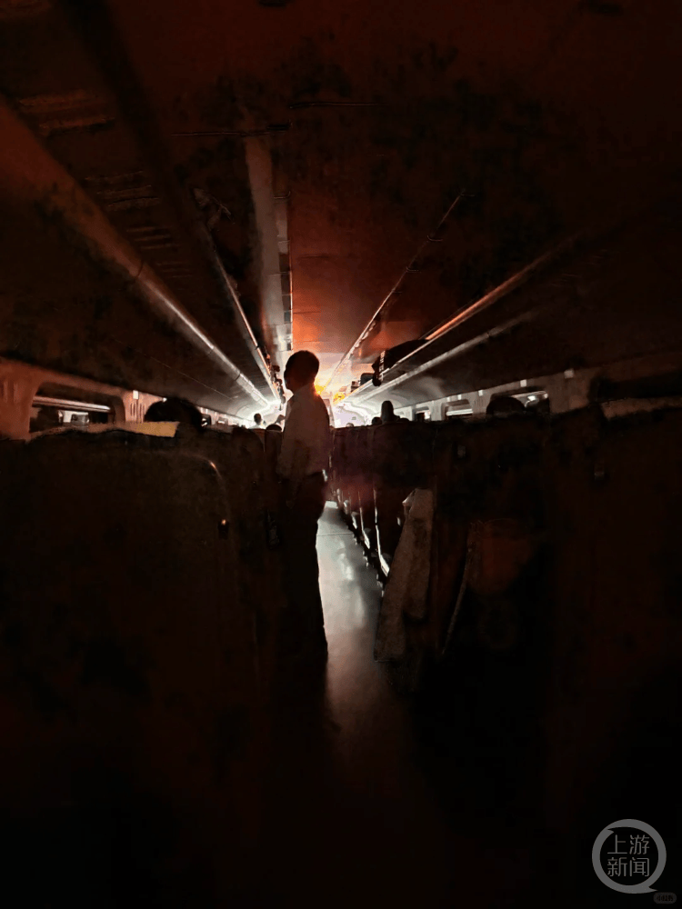 皇冠信用网在线申请_动车车头坏了乘客被困荒野4小时？12306：强降雨致车头受损皇冠信用网在线申请，更换车头后恢复运行