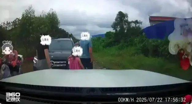 皇冠信用盘登3代理申请_防城港公安局长称奔驰女并非公职人员皇冠信用盘登3代理申请，“拿出来的证件是假的”