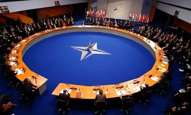 hga030皇冠安卓手机版_血战500天后hga030皇冠安卓手机版，乌东重镇升起俄罗斯国旗：北约32国只剩一个选择