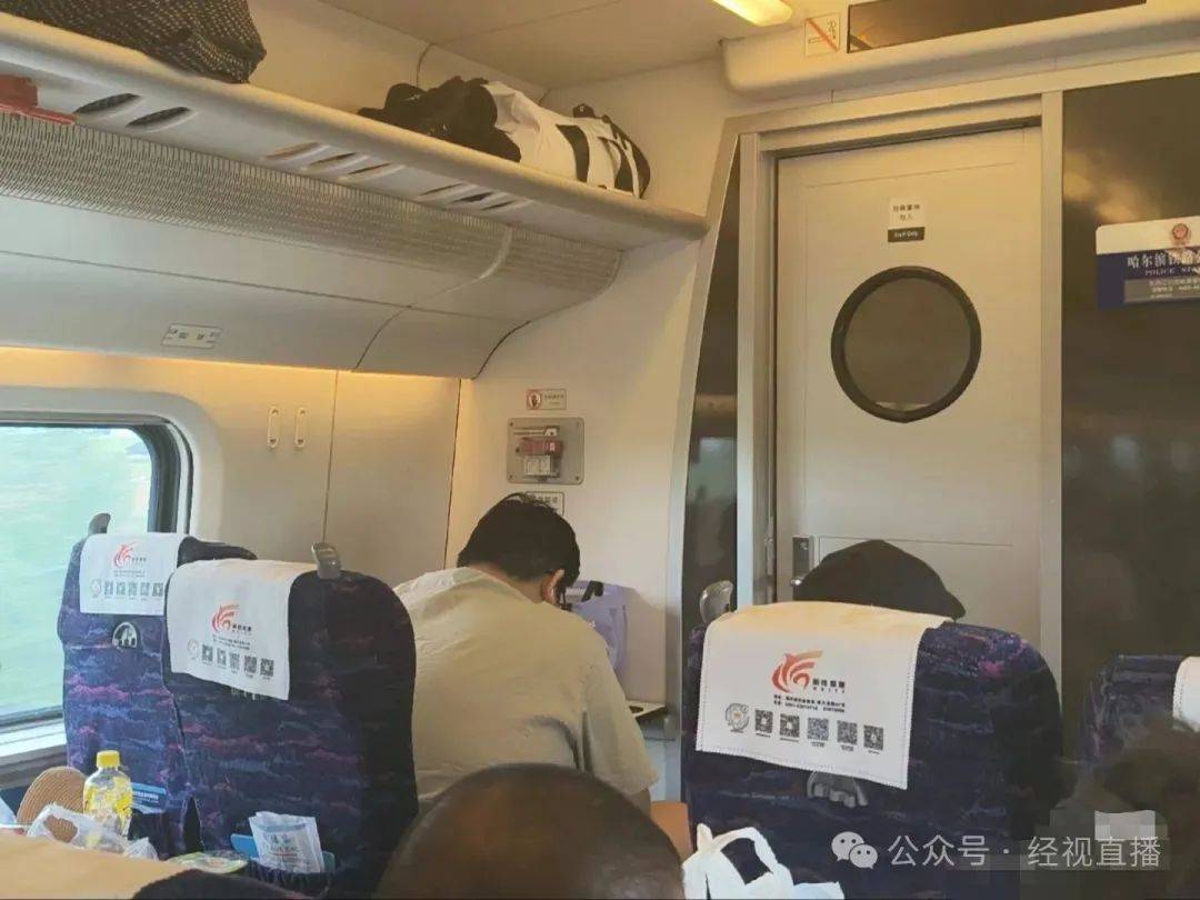 切尔西足球_乘客吐槽高铁邻座400斤男子致拥挤切尔西足球，12306回应：无法预知乘客体型，“建议现场协商换座”