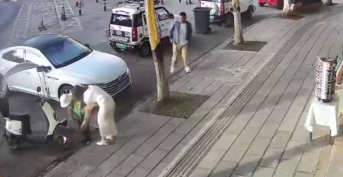 皇冠信用網在线开户_女店员扶起摔倒的环卫工反遭对方责骂皇冠信用網在线开户，警方介入调解