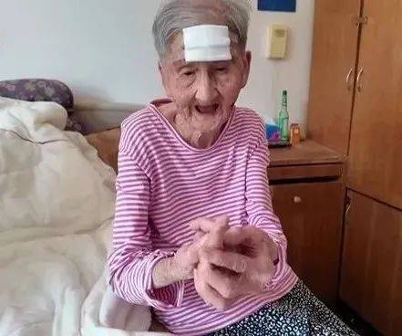 圣保利vs多特蒙德_太突然！上海98岁阿婆拿起剪刀圣保利vs多特蒙德，一把剪掉头上的“角”！网友：对自己够狠