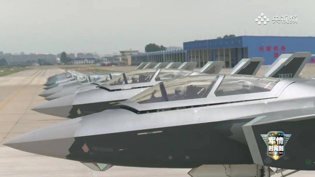 世界杯2026欧洲外围赛_中国歼-35最新画面世界杯2026欧洲外围赛！6枚中距弹、隐藏登机梯首次曝光！