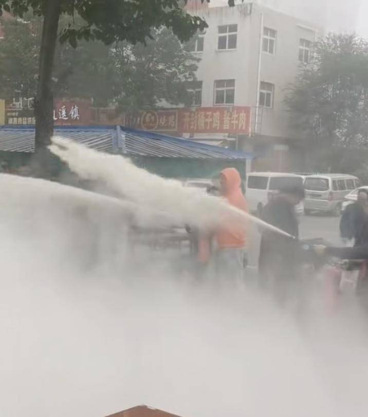 皇冠信用网申请开通_河南一新郎被绑树上遭灭火器喷射皇冠信用网申请开通，现场画面被指荒唐，律师：如造成损害，侵权人应担责