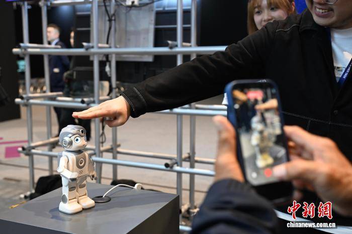 皇冠手机管理端登录
_首届香港国际AI艺术节“遇见未来”