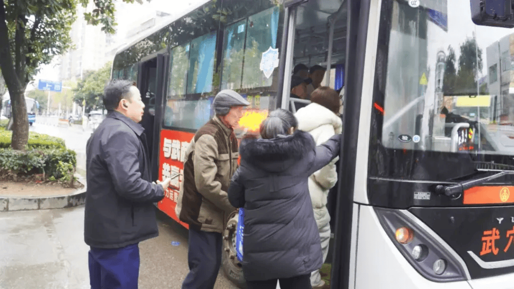 皇冠分红
_多地相继实施“免费公交”:湖北武穴一年投入达3800余万元