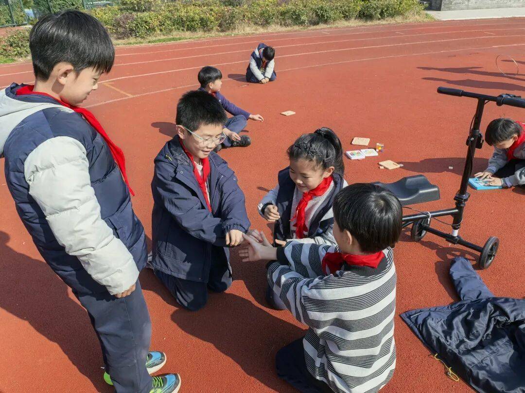 皇冠信用网注册
_杭州小学女生躲在厕所偷偷哭皇冠信用网注册
,医生建议休学!没想到2个月来,她一节课没落下!“原来除了爸爸妈妈,还有那么多人爱我”