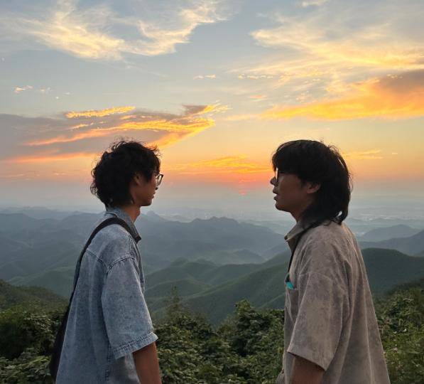 皇冠登3代理申请_两个00后刮腻子一年营收100多万元皇冠登3代理申请!梦想是画遍全球