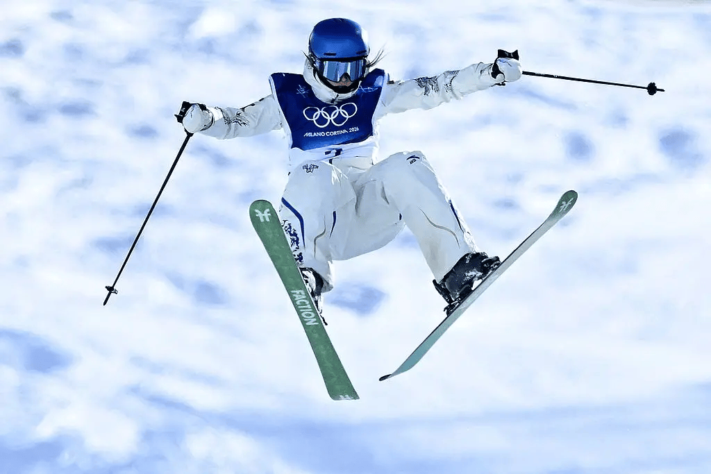 新2手机网站
_第五金新2手机网站
!自由式滑雪女子U型场地技巧 谷爱凌卫冕李方慧夺银