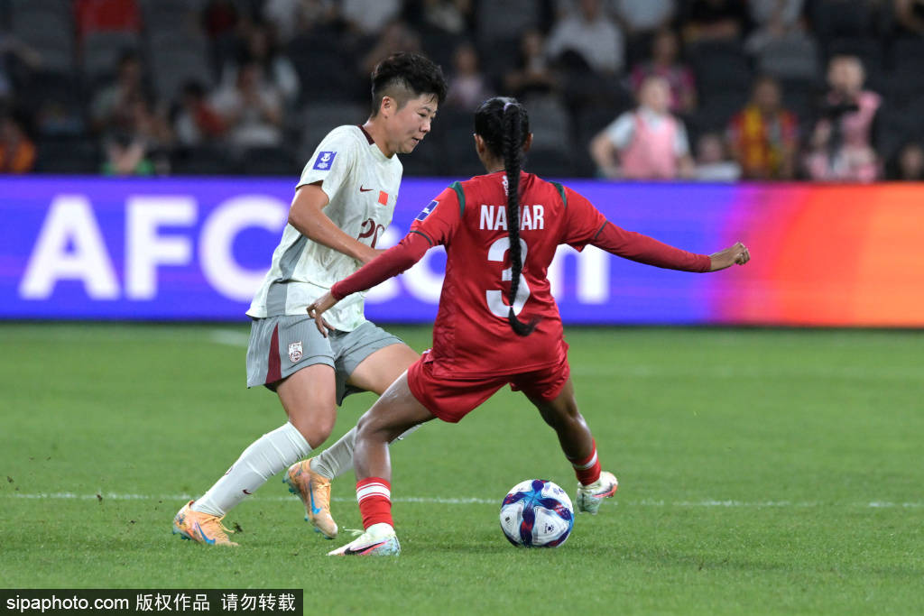 足球平台出租网 _邵子钦进球后比心庆祝足球平台出租网 ，王霜灵魂拷问：小邵这心比给谁的呀？