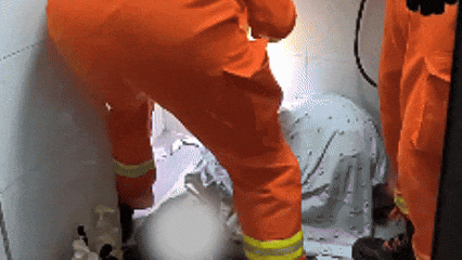 皇冠额度_广州一女子洗澡时伸手捡掉入厕所的塑料瓶皇冠额度，却被紧紧卡住右手“无法自拔”，消防营救回应