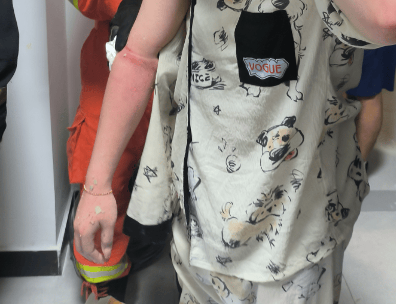 皇冠额度_广州一女子洗澡时伸手捡掉入厕所的塑料瓶皇冠额度，却被紧紧卡住右手“无法自拔”，消防营救回应