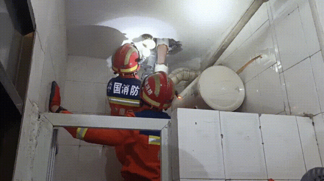 皇冠额度_广州一女子洗澡时伸手捡掉入厕所的塑料瓶皇冠额度，却被紧紧卡住右手“无法自拔”，消防营救回应