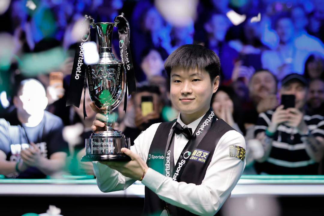 皇冠d盘_“天才少年”蜕变“大魔王” 赵心童刷新斯诺克历史