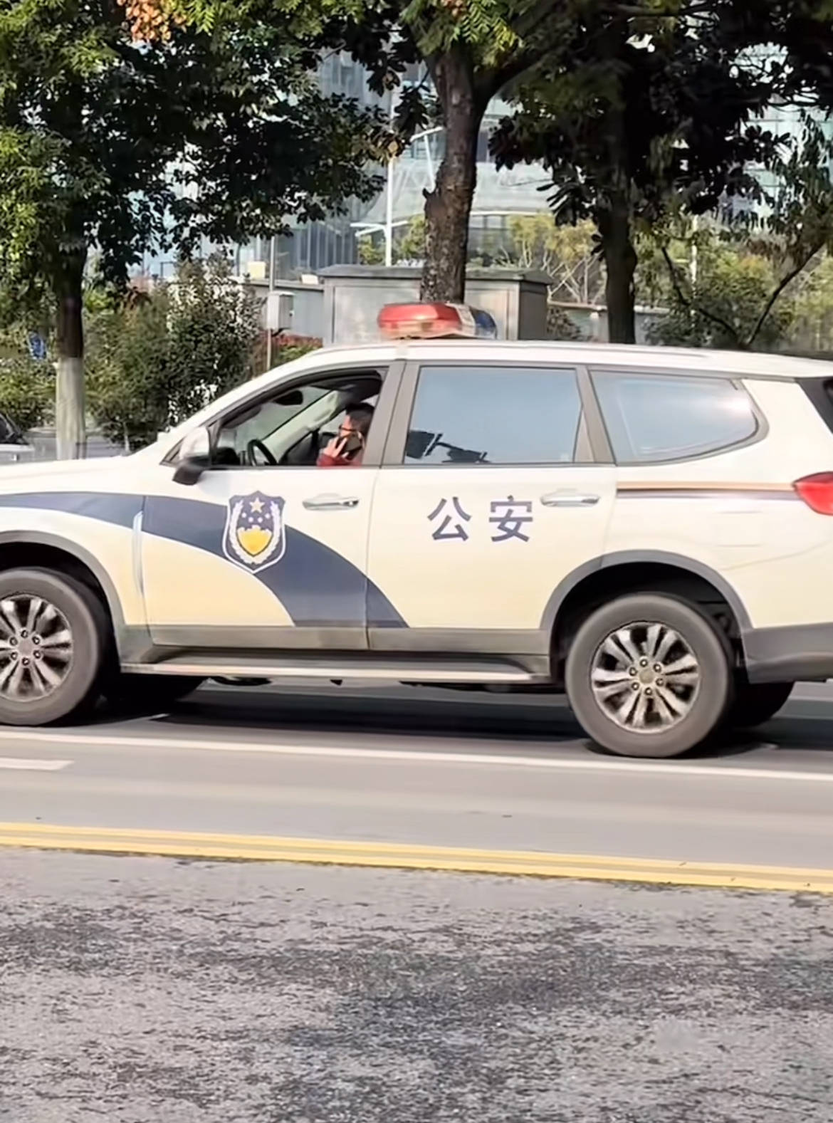 世界杯比赛盘口
_南京一便衣男子开警车打电话世界杯比赛盘口
,当地交警:罚款50元记3分,未穿制服由其单位内部处理