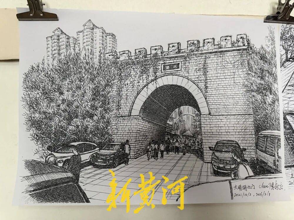 世界杯买球竞猜
_82岁济南大爷退休后拿起钢笔世界杯买球竞猜
,用上万笔勾勒城市建筑,“每一幅都是‘会说话的老照片’”