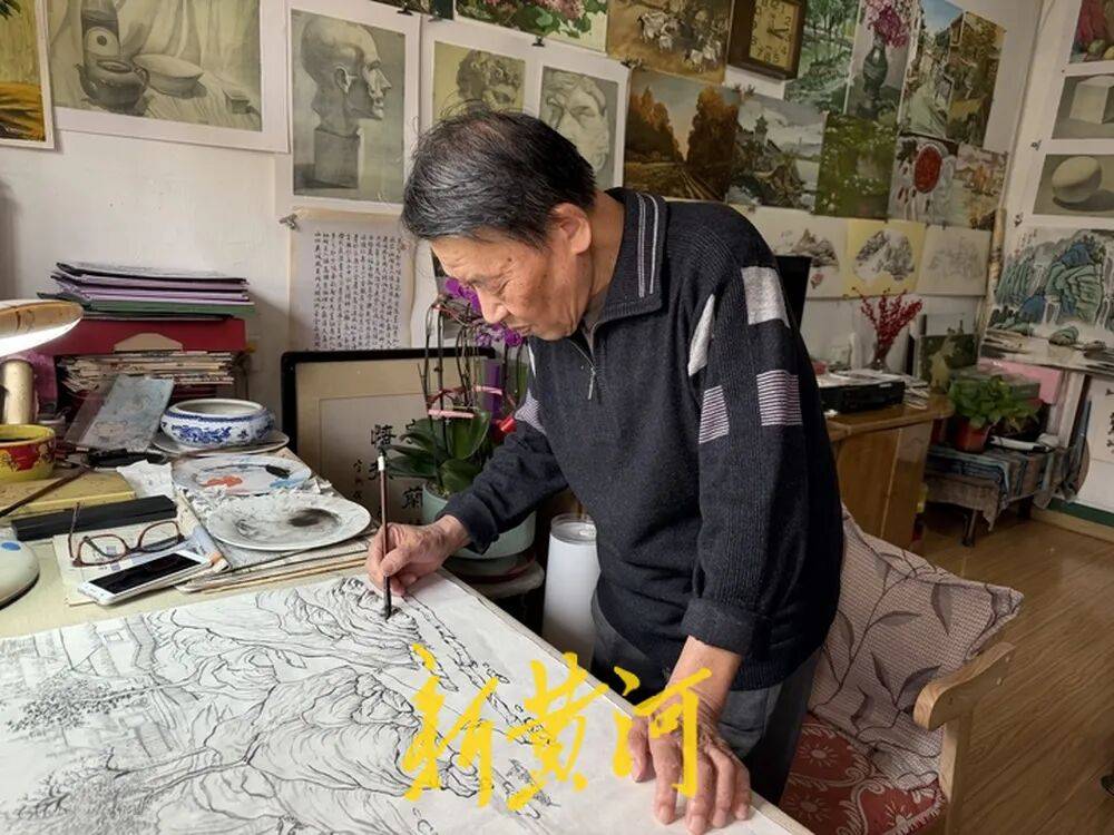 世界杯买球竞猜
_82岁济南大爷退休后拿起钢笔世界杯买球竞猜
,用上万笔勾勒城市建筑,“每一幅都是‘会说话的老照片’”