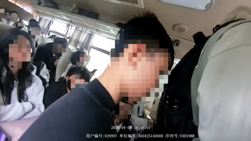 足球受让盘
_“车厢内拥挤不堪足球受让盘
,部分无座乘客相互‘挤’在角落板凳上”,江西一19座客车载35人严重超载,司机涉嫌危险驾驶罪,被警方依法刑事拘留