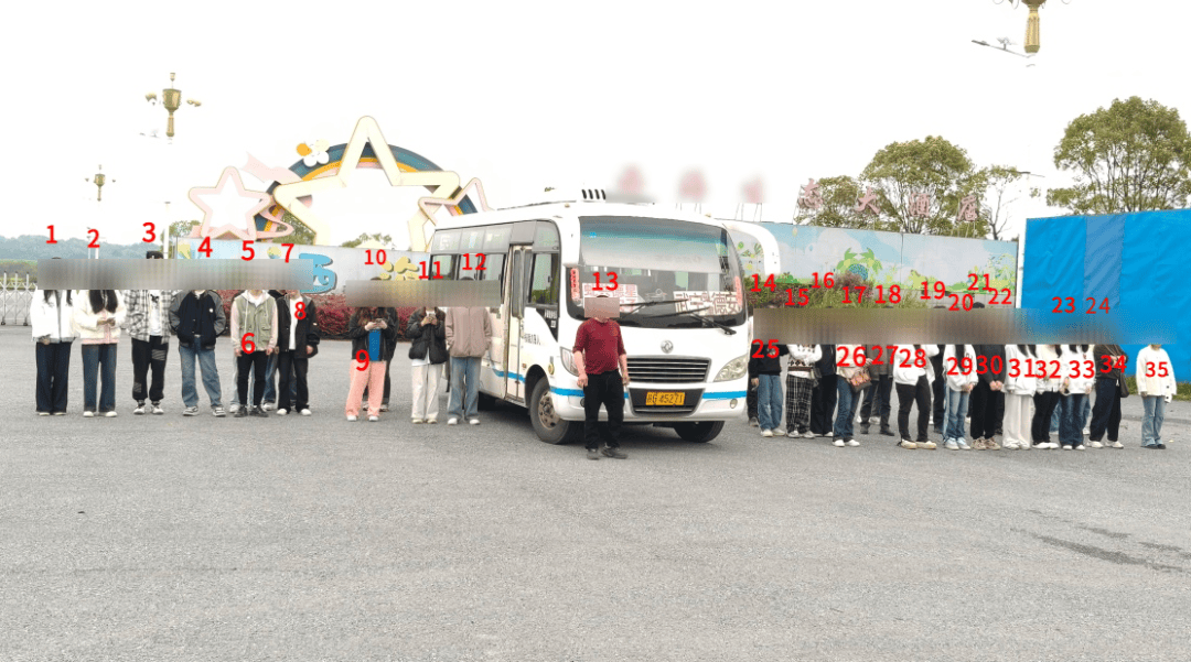 足球受让盘
_“车厢内拥挤不堪足球受让盘
,部分无座乘客相互‘挤’在角落板凳上”,江西一19座客车载35人严重超载,司机涉嫌危险驾驶罪,被警方依法刑事拘留