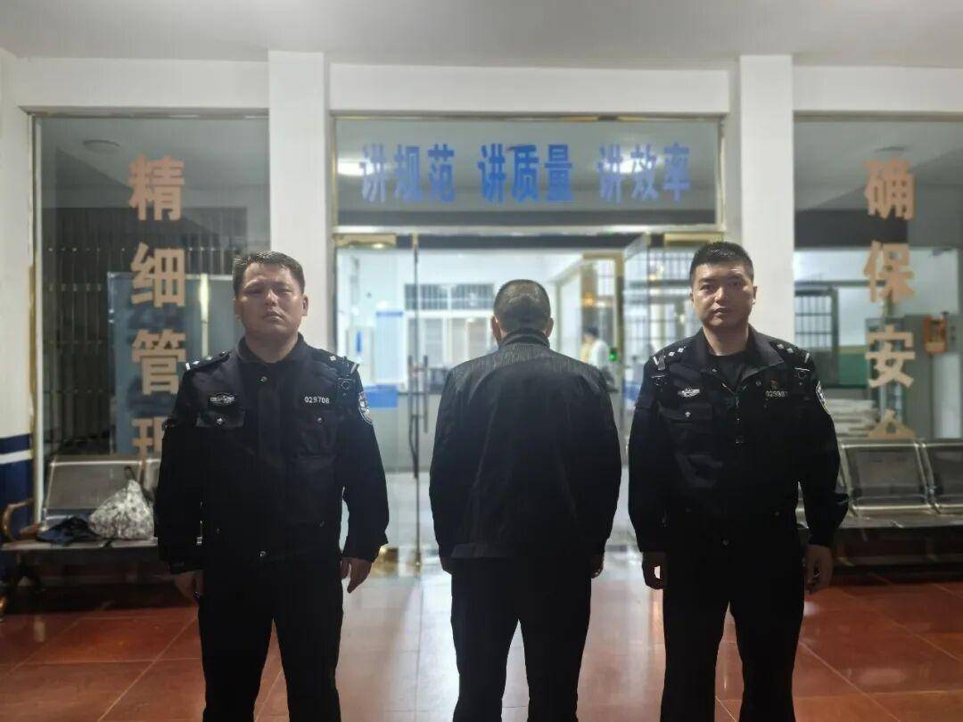 足球受让盘
_“车厢内拥挤不堪足球受让盘
,部分无座乘客相互‘挤’在角落板凳上”,江西一19座客车载35人严重超载,司机涉嫌危险驾驶罪,被警方依法刑事拘留