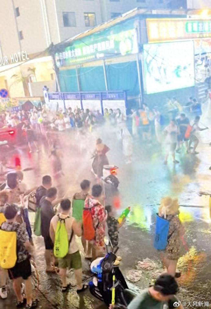 皇冠信用网登1
_西双版纳泼水节2女子遭多人高压水枪喷射皇冠信用网登1
,拒绝仍被“围攻”,文旅局工作人员:将记录上报