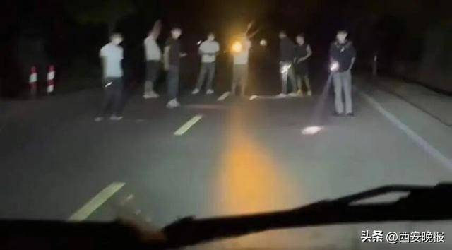 皇冠信用网注册_广西一地多名男子持手电筒拦车皇冠信用网注册，当地镇政府：他们想当路霸，警方已到场处理