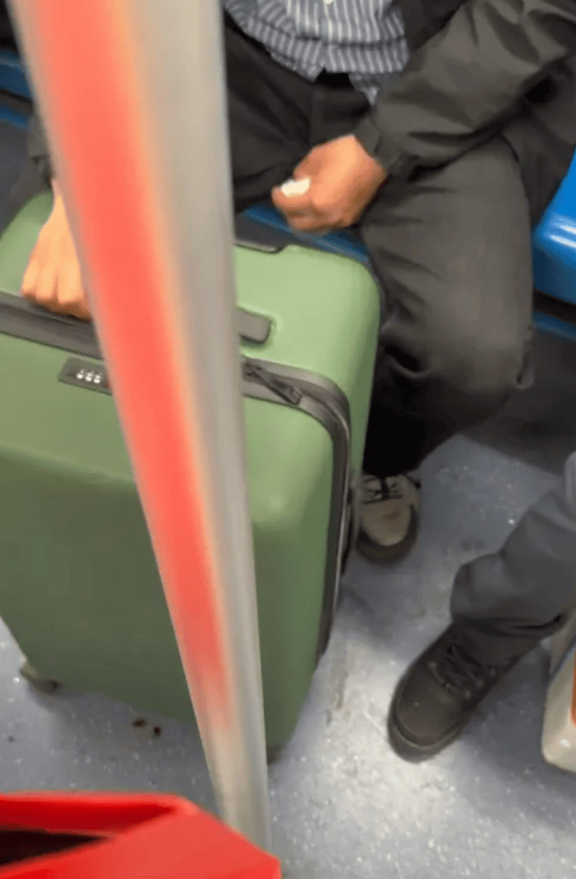 hga050怎么注册 _上海地铁一男子携带拉杆箱不断有血渍渗出hga050怎么注册 ，官方回应：鸭血冷冻食品逐渐解冻，致箱内液体渗出