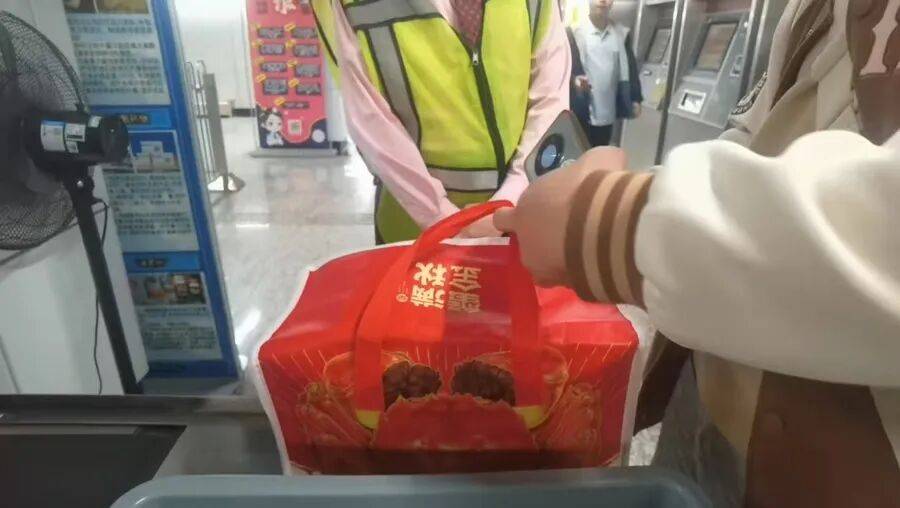 hga050怎么注册 _上海地铁一男子携带拉杆箱不断有血渍渗出hga050怎么注册 ，官方回应：鸭血冷冻食品逐渐解冻，致箱内液体渗出