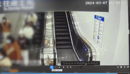 皇冠足球盤口_“左行右立”已不提倡！上海一女子地铁扶梯赶路撞坏他人手机皇冠足球盤口，法院判了！