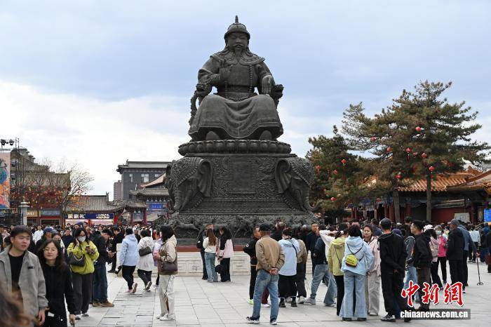 合法的外围足球网站_内蒙古呼和浩特：“五一”假期大召景区游人众多