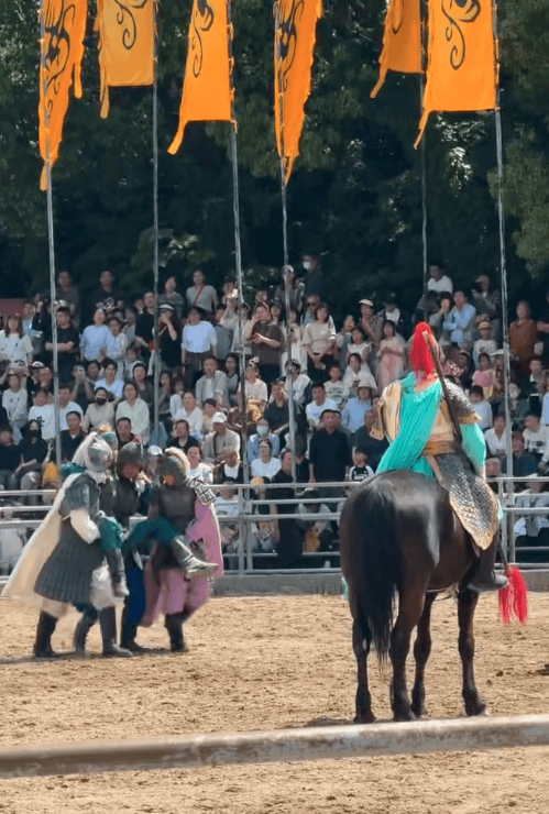 hga030怎么下载_江苏一景区三英战吕布表演时演员意外坠马hga030怎么下载，观众：以为是剧情；景区：马在转弯时意外失蹄摔倒，人也摔了下来，都没有受伤