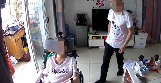 世界杯足球盘
_渐冻症女子被护工猥亵世界杯足球盘
,监控拍下全程,受害人:只能通过哭叫反抗;法院:男子获刑一年半,缓刑二年