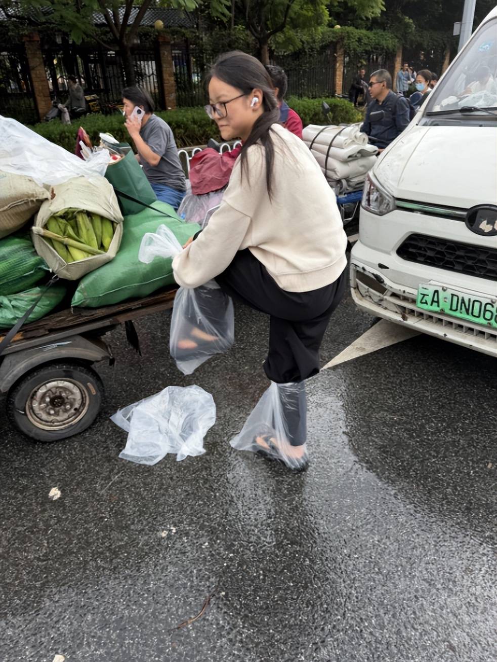 皇冠上下级联系_“淹水约有七八米深”皇冠上下级联系，昆明遭遇强降雨，主城区多处淹积水点实施道路临时断交管制