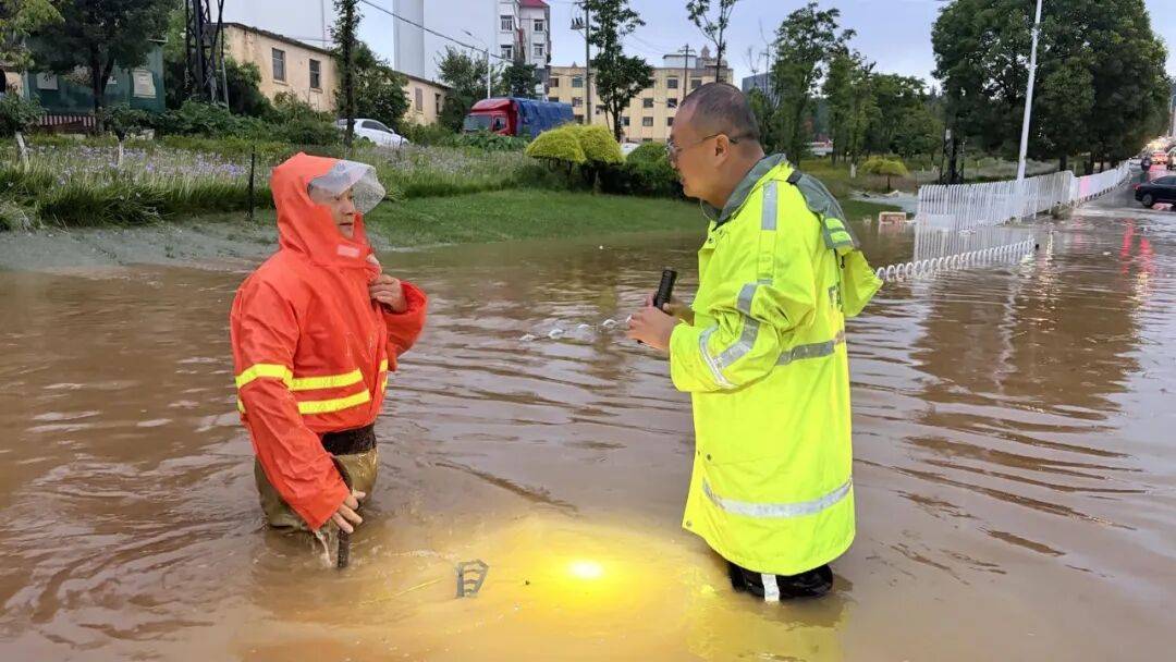 皇冠上下级联系_“淹水约有七八米深”皇冠上下级联系，昆明遭遇强降雨，主城区多处淹积水点实施道路临时断交管制