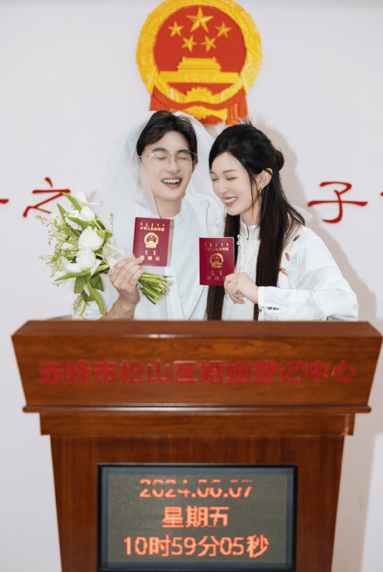 皇冠app_千万粉丝博主宣布离婚:高估了自己皇冠app,低估了柴米油盐;此前曾因“黄金凤冠被毁”事件引热议