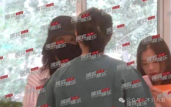 皇冠app_她好像真的未婚先孕了皇冠app?全网都在猜孩子生父是谁
