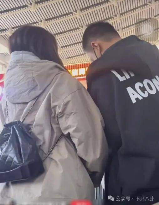 皇冠app_她好像真的未婚先孕了皇冠app?全网都在猜孩子生父是谁