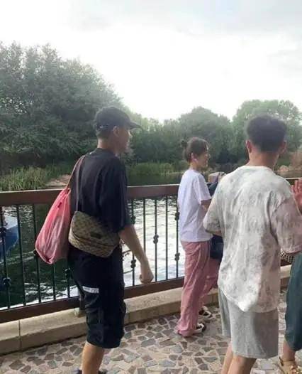 皇冠app_她好像真的未婚先孕了皇冠app?全网都在猜孩子生父是谁