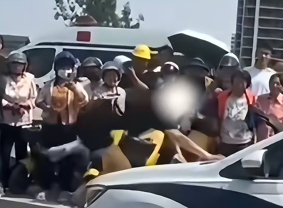 皇冠足球平台代理_山东菏泽一网红违停后跳上警车引擎盖皇冠足球平台代理，警方通报：行拘